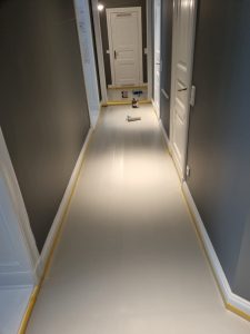 Renovierter Flur mit neuem Boden und Türen