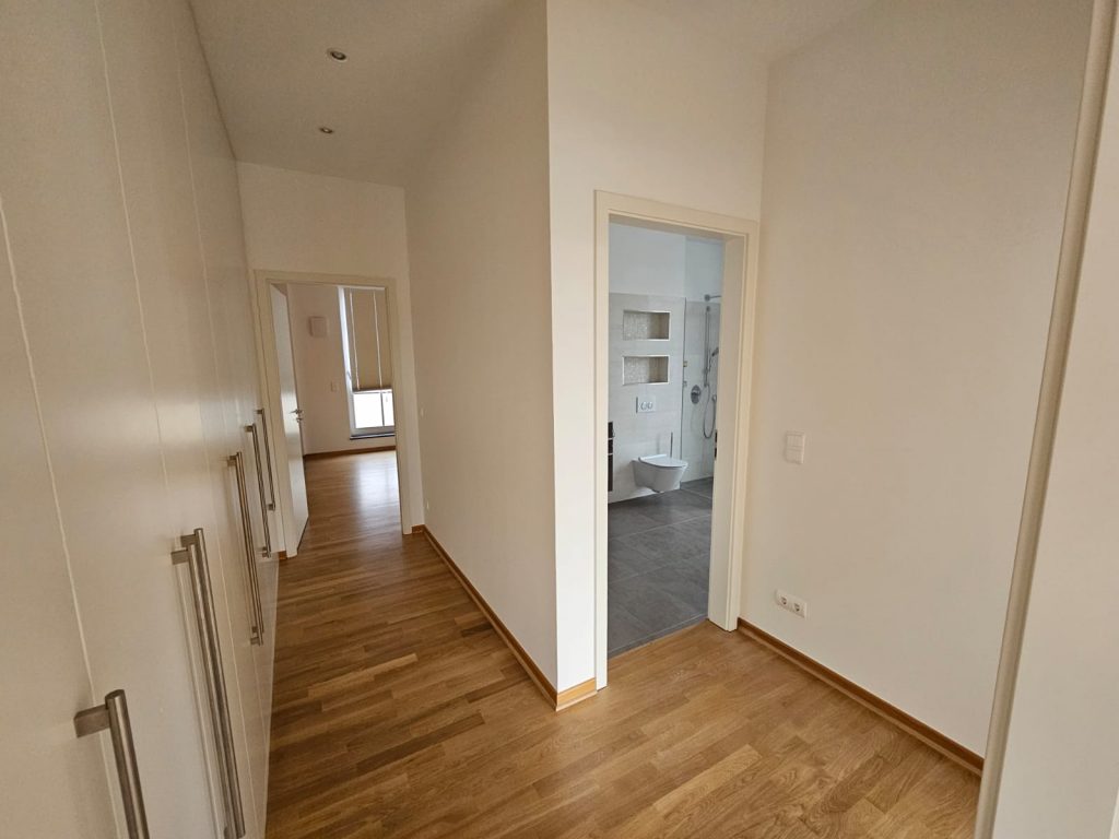 Trockenbau Erkner: frisch ausgebauter Flur mit Holzboden
