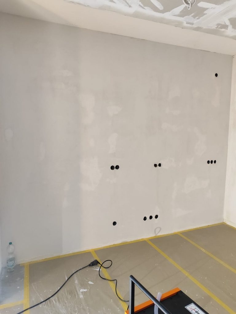 Innenausbau Schönefeld: Raum mit gespachtelten Wänden