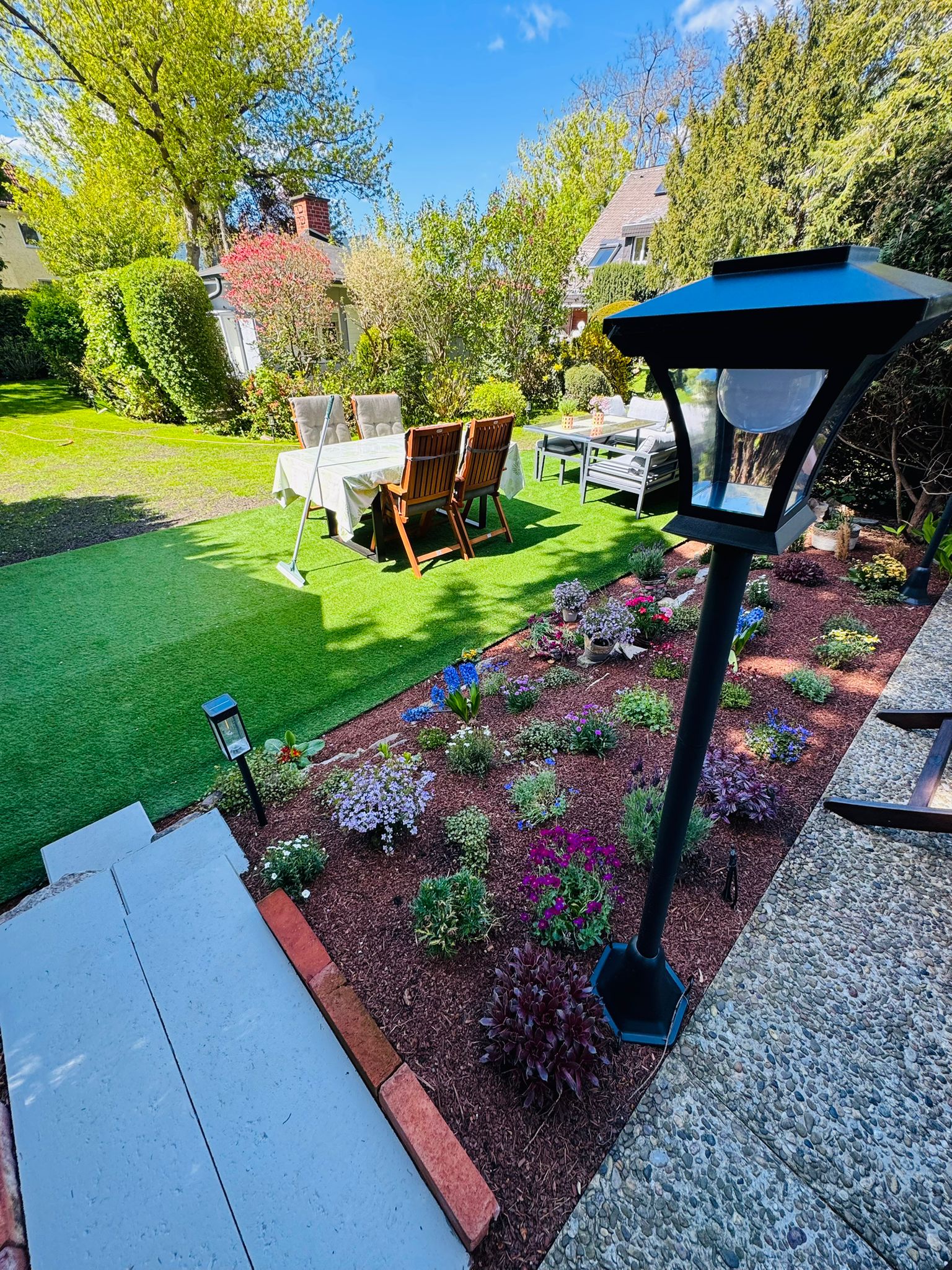 Gartengestaltung mit Rasen, Beeten und Terrasse