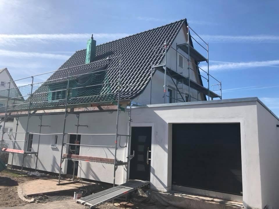 Modernes Einfamilienhaus mit Pool und Garten