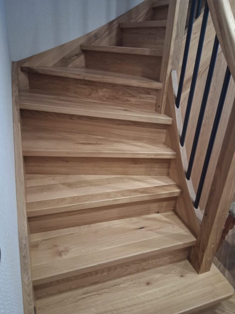 Eichentreppe mit schwarzem Geländer – Treppe von Bau Thomas
