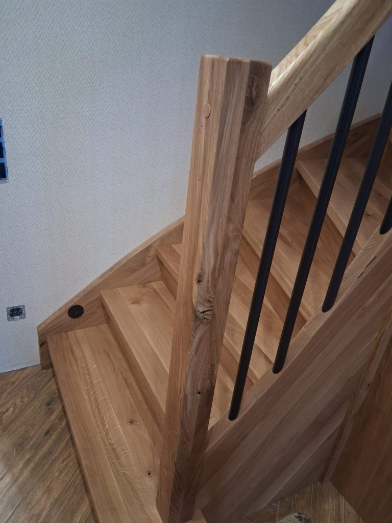 Geländer aus Eiche mit schwarzen Stäben an einer Treppe – Bau Thomas