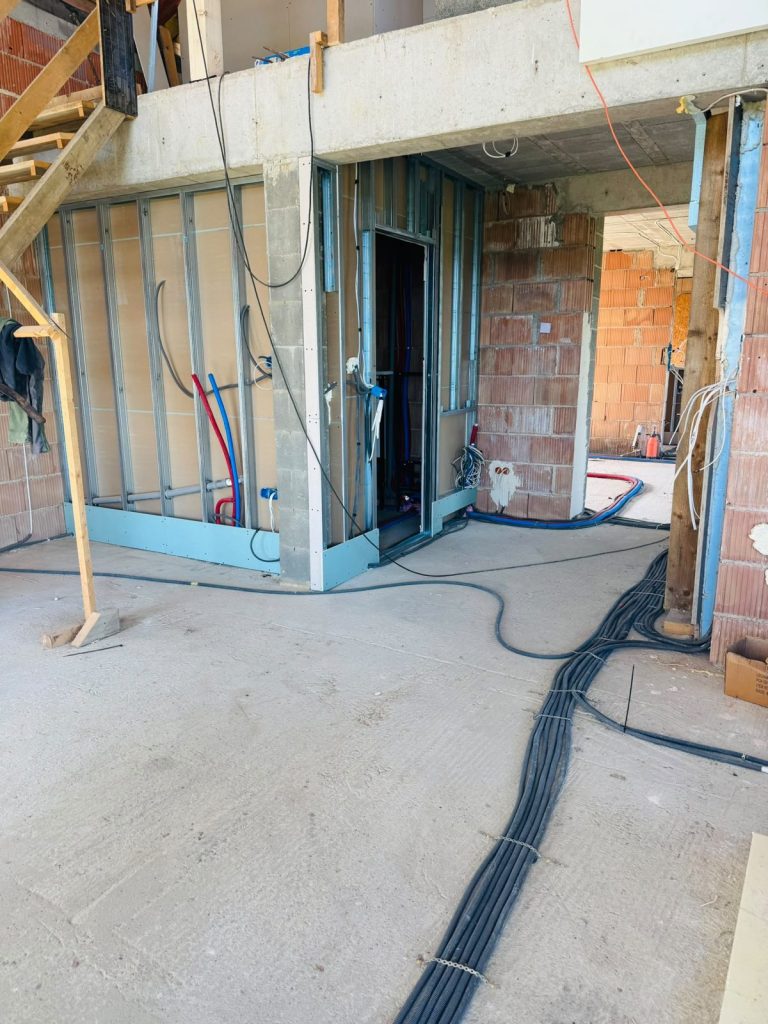 Metallständerwerk für Trockenbauwände im Rohbau – Bau Thomas