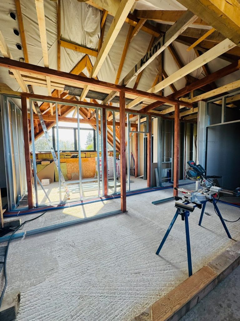 Trockenbau-Ständerwand mit Metallprofilen im Dachgeschoss – Bau Thomas